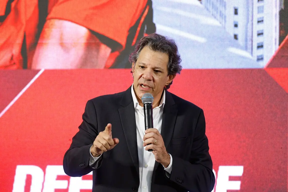 Fernando Haddad, um político de meia-idade com cabelo escuro e óculos, gesticula em um ambiente que sugere uma obra em andamento em São Paulo, como rodovias ou edifícios, com um fundo de mapas ou gráficos financeiros indicando investimentos federais. A im