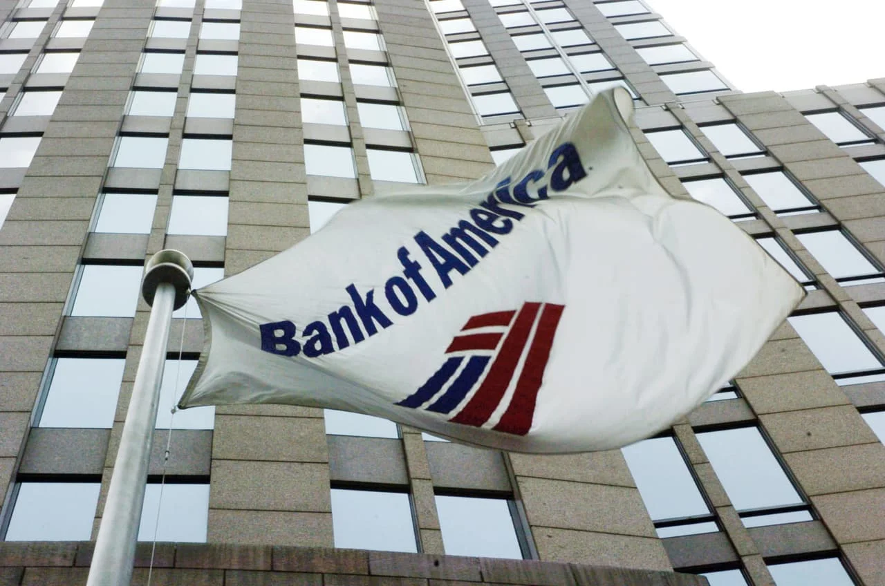 Fachada moderna de vidro de um grande banco em Nova York com um gráfico de barras digital subindo em tons de azul e verde, simbolizando crescimento financeiro.