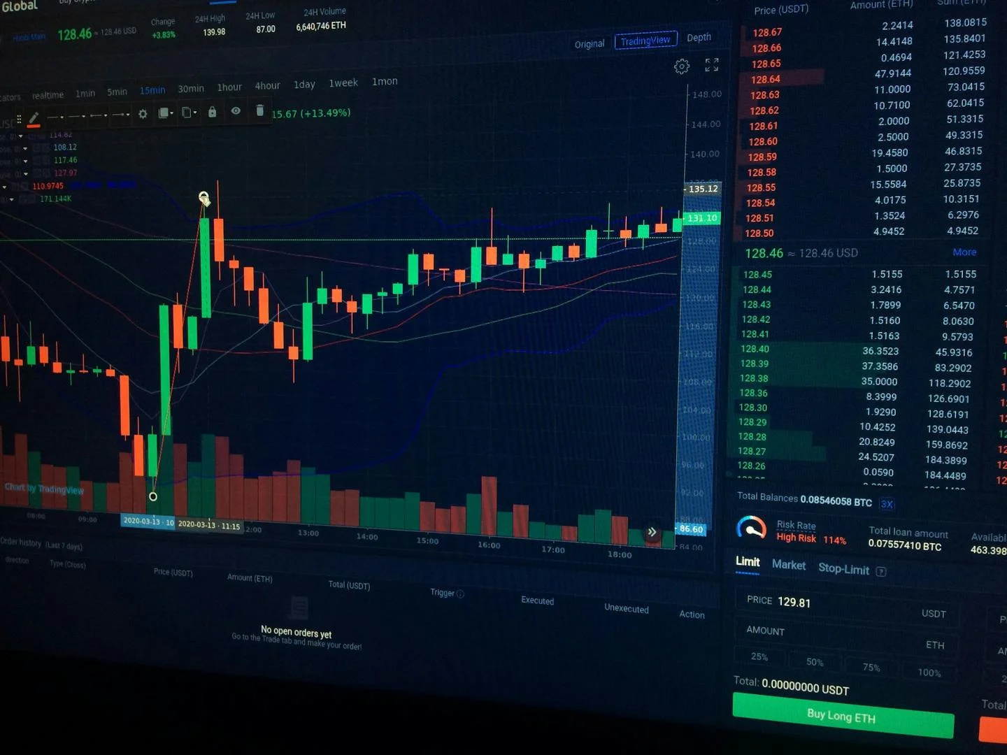 Uma representação visual de um gráfico financeiro ascendente com setas e moedas de Bitcoin, sobrepondo-se sutilmente a um logotipo estilizado do Federal Reserve, simbolizando a inversão de influência. Há também elementos de tecnologia e instituições finan