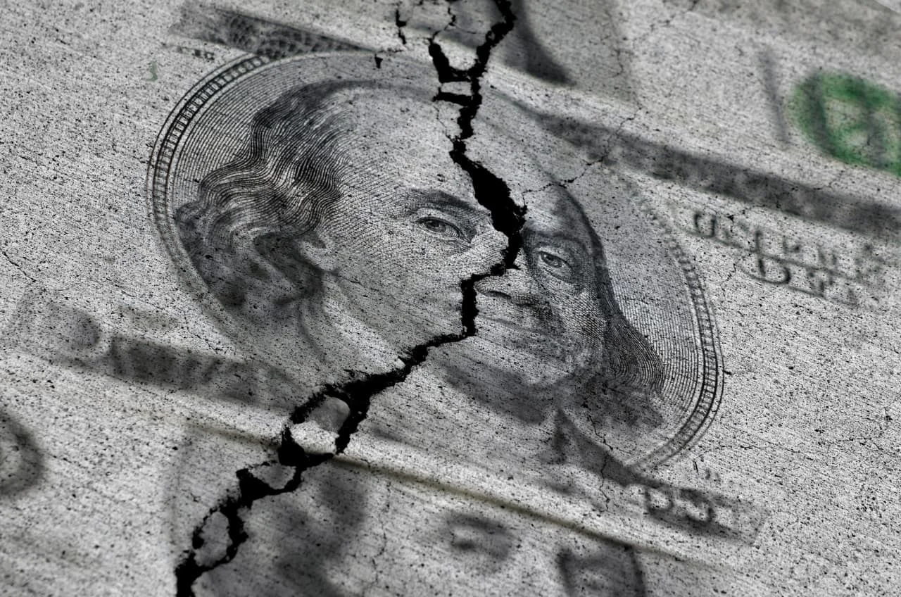 Uma onda gigante se formando em um oceano calmo, simbolizando a turbulência iminente no mercado financeiro. No primeiro plano, um gráfico de ações com indicadores de queda, e no fundo, o sol nascendo sobre uma cidade.