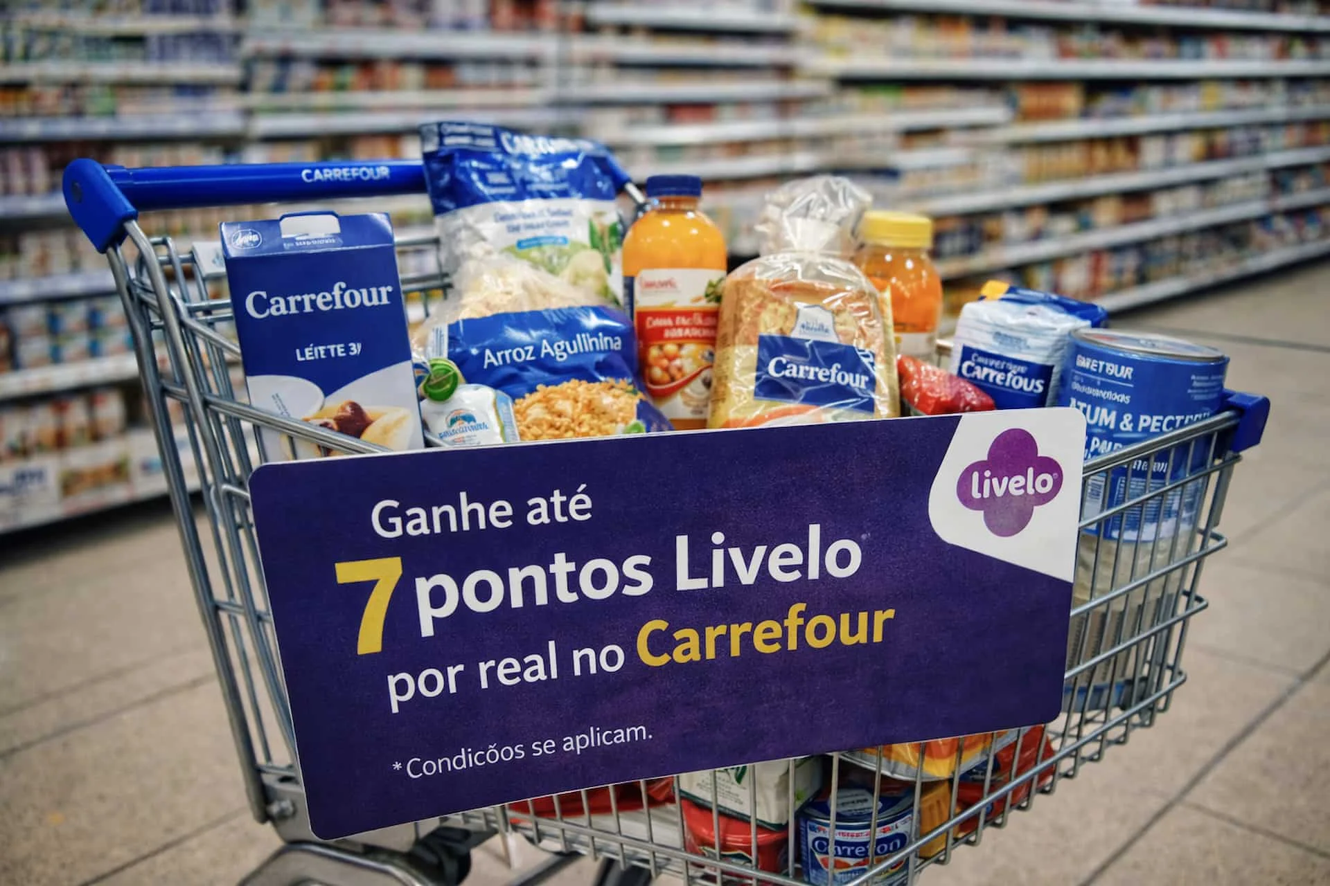 Uma mão segura um smartphone exibindo o logo do Carrefour e Livelo, com um carrinho de compras virtual e moedas digitais flutuando ao redor, simbolizando a oportunidade de acumular pontos em compras online.