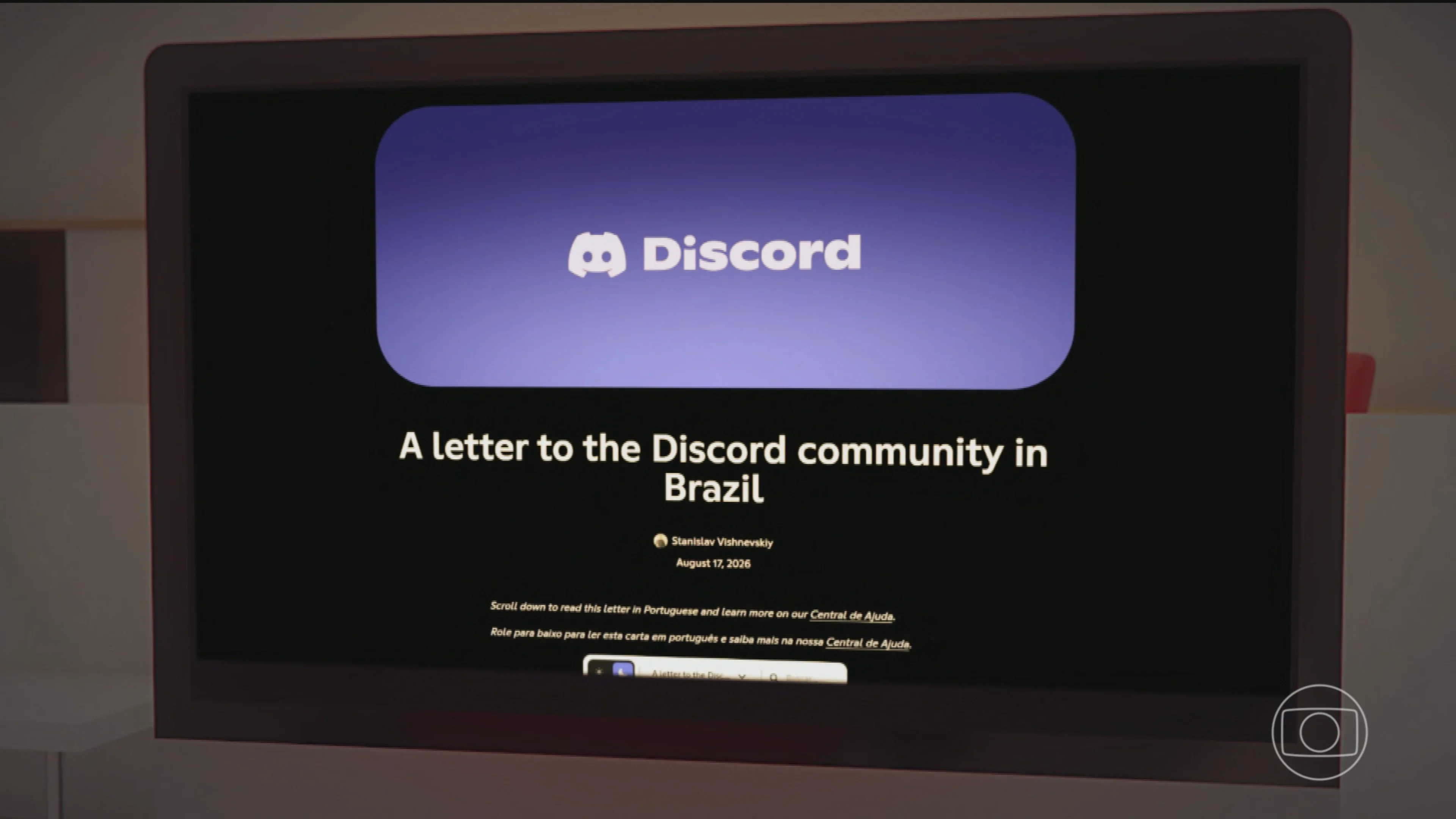 Mão com smartphone Discord e lupa sobre logo da ANPD, simbolizando fiscalização. Ao fundo, gráfico financeiro subindo em tons azuis. Luz dramática.