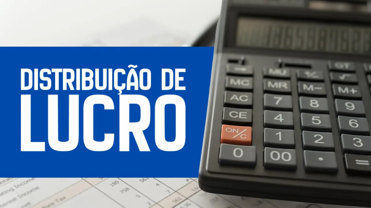 Close-up de uma caneta tinteiro luxuosa sobre documentos fiscais brasileiros e um tablet mostrando gráficos de barras ascendentes, iluminação de escritório executivo.