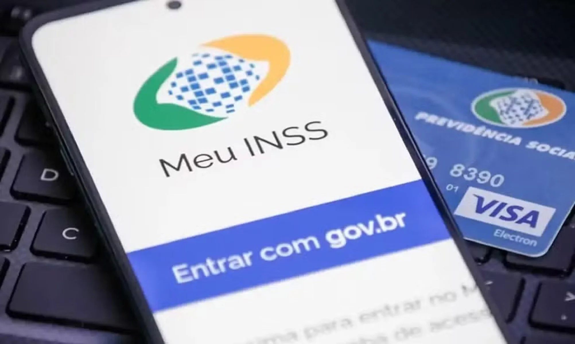 Uma mão segura um smartphone exibindo o aplicativo 'Meu INSS' com um gráfico de barras e setas indicando queda na fila de espera, simbolizando a redução e agilidade no atendimento.