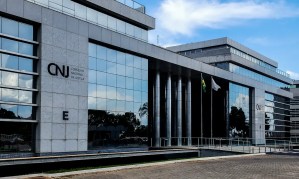 Uma balança da justiça dourada, com uma pilha de moedas de um lado e um martelo de juiz do outro, simbolizando a regulamentação de pagamentos extra-teto no Judiciário brasileiro. Fundo desfocado com documentos jurídicos.