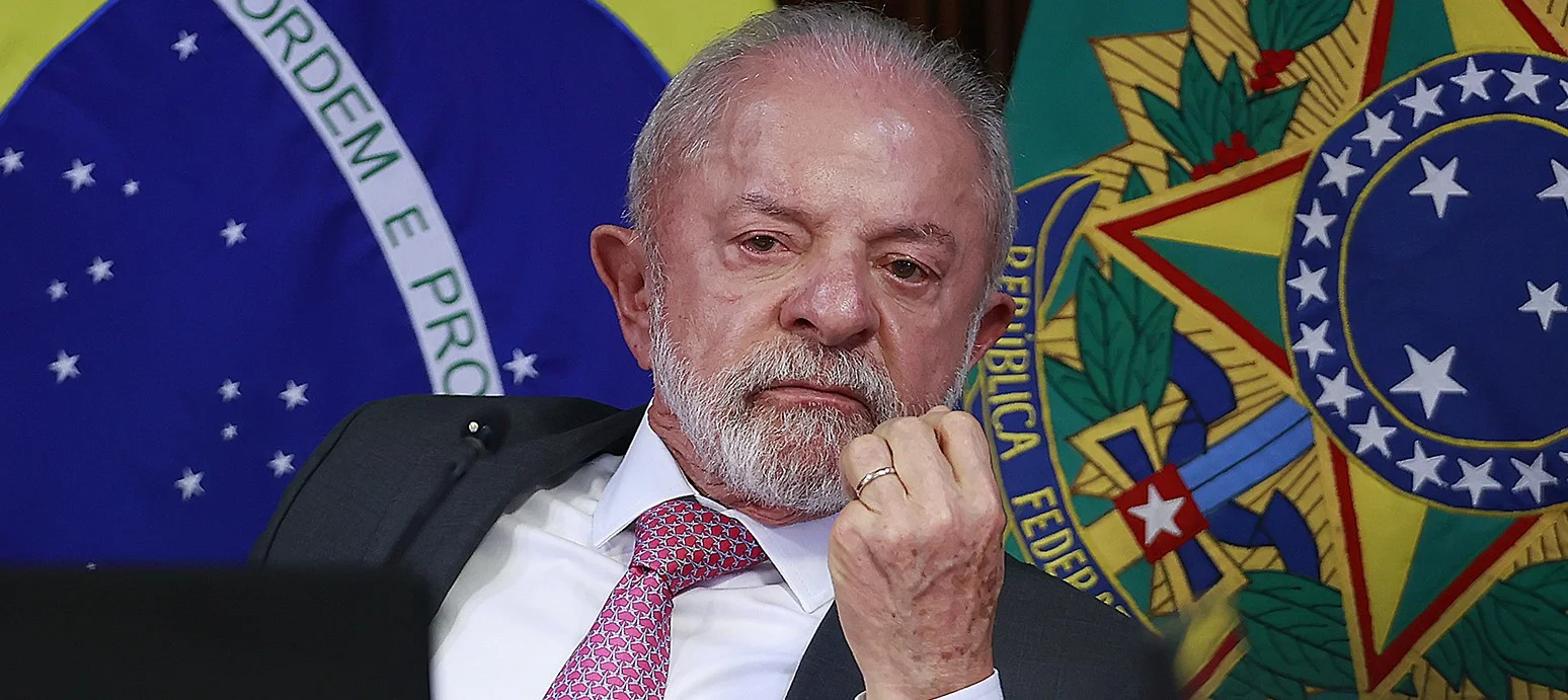 Um infográfico digital em uma tela de alta tecnologia mostrando o mapa do Brasil com áreas destacadas em vermelho e azul, simbolizando dados de pesquisa política.