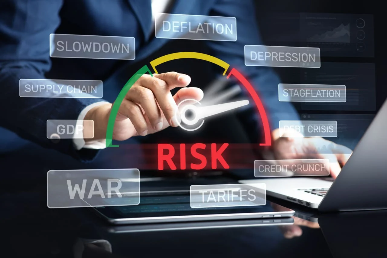 Uma mão segura um gráfico financeiro em formato de onda, que está em um estado de aparente calma, mas com uma grande onda se formando ao fundo, simbolizando a volatilidade oculta no mercado de títulos. As cores são sóbrias, com tons de azul e cinza.
