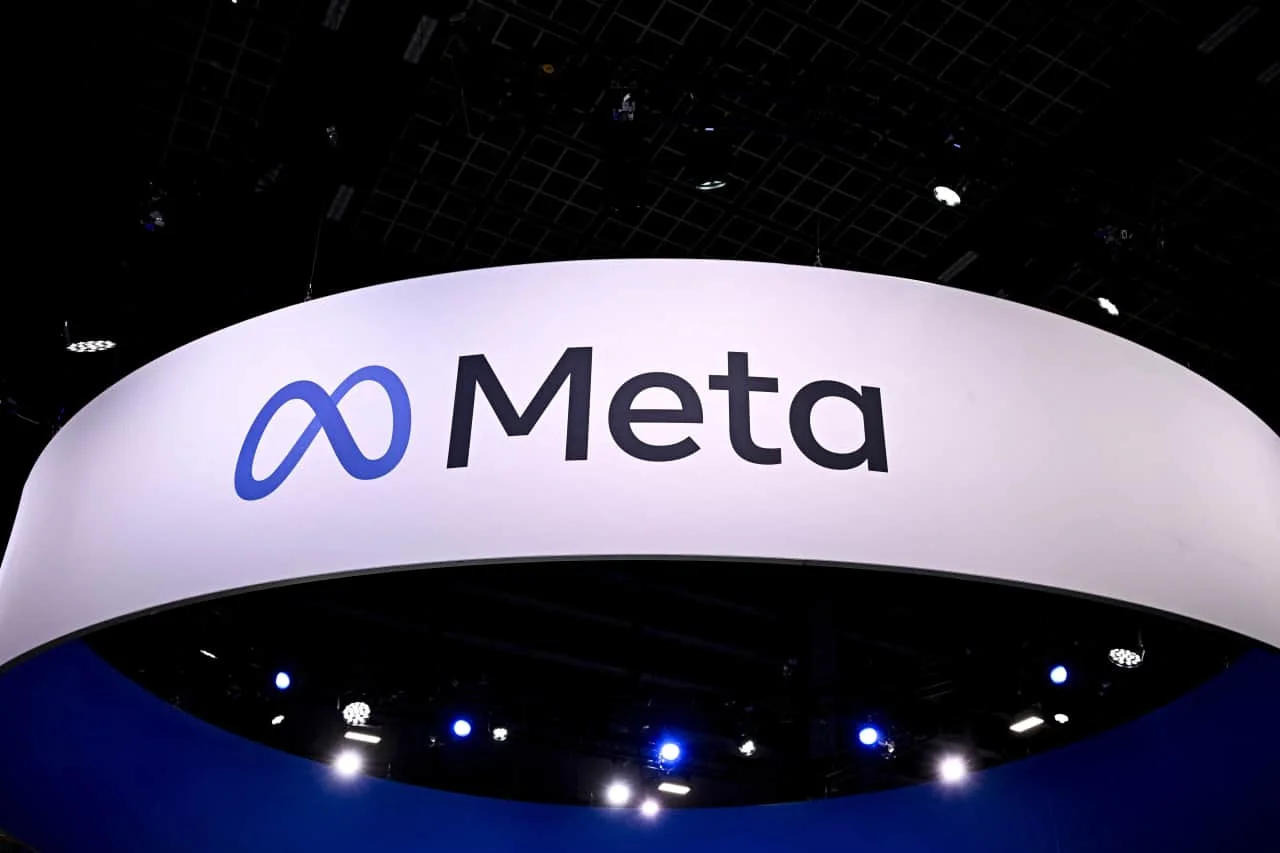 Logotipo da Meta em azul e branco, envolto por uma rede neural digital complexa e linhas de código em um fundo escuro. Simboliza a monetização da IA além de anúncios.