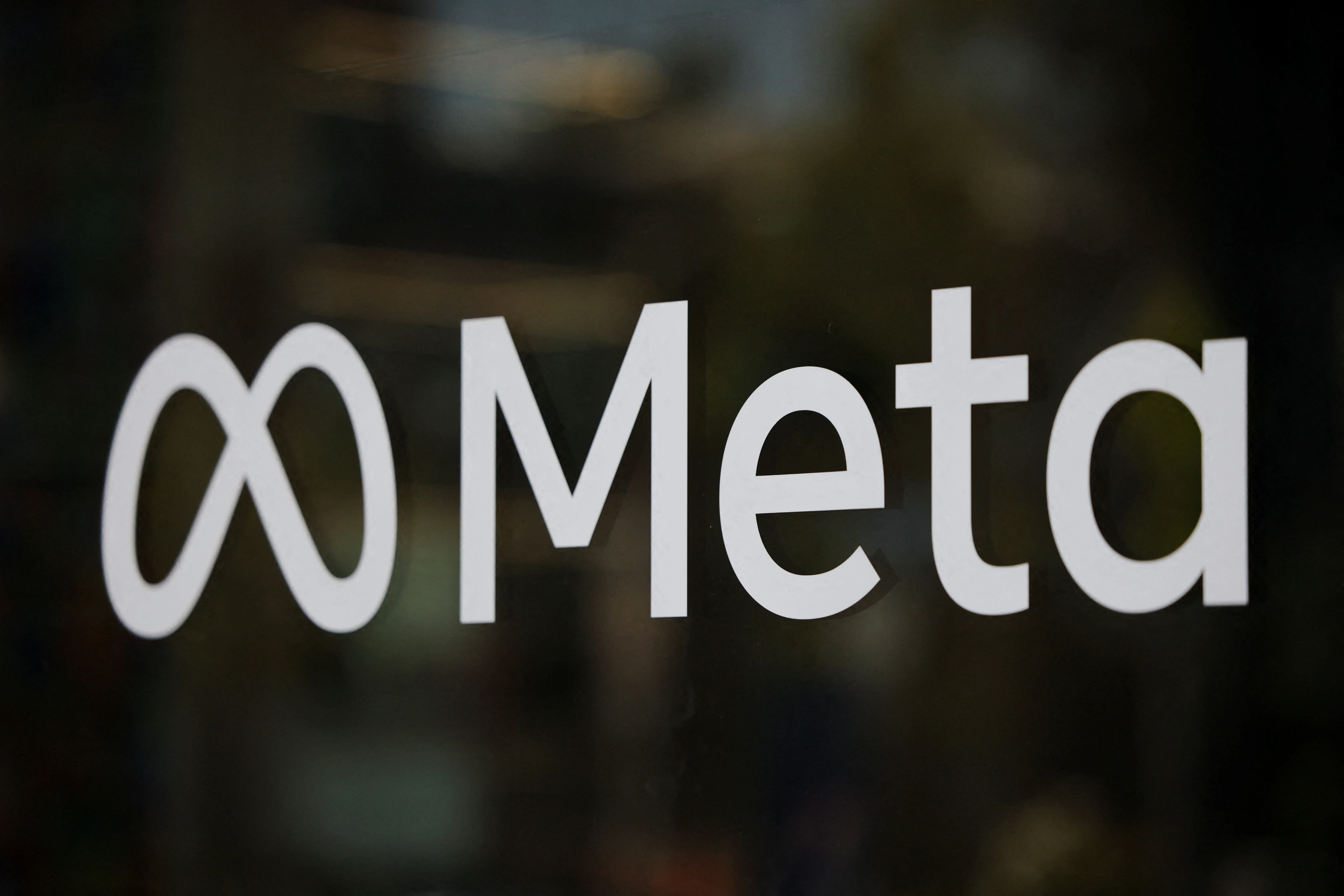 Balança digital equilibrando o logo da Meta e um ícone de cabeça humana com engrenagens, simbolizando saúde mental e tecnologia. Ao fundo, um tribunal e moedas digitais.