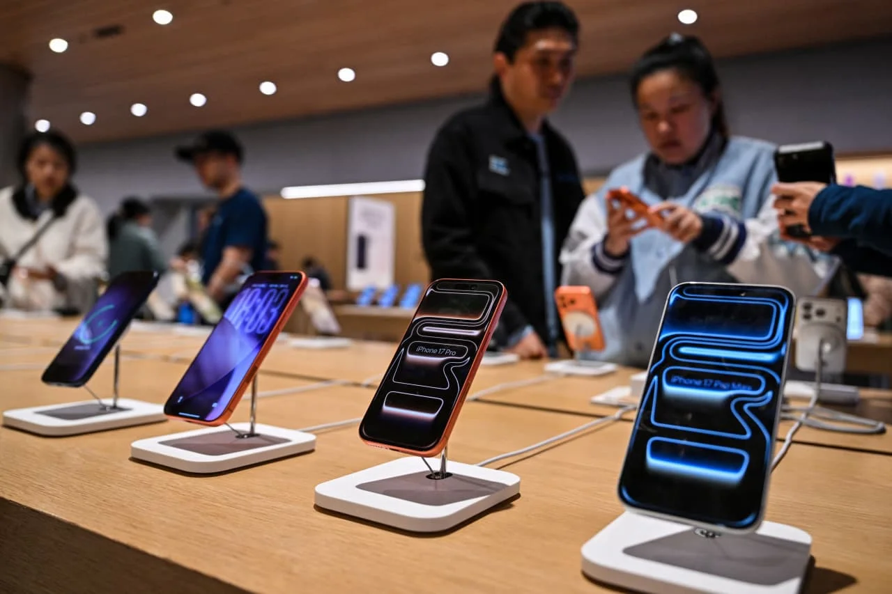Três executivos jovens e diversos, representando os novos CEOs de empresas globais como Apple, Best Buy e Lululemon, observam um horizonte caótico e digital em transformação.
