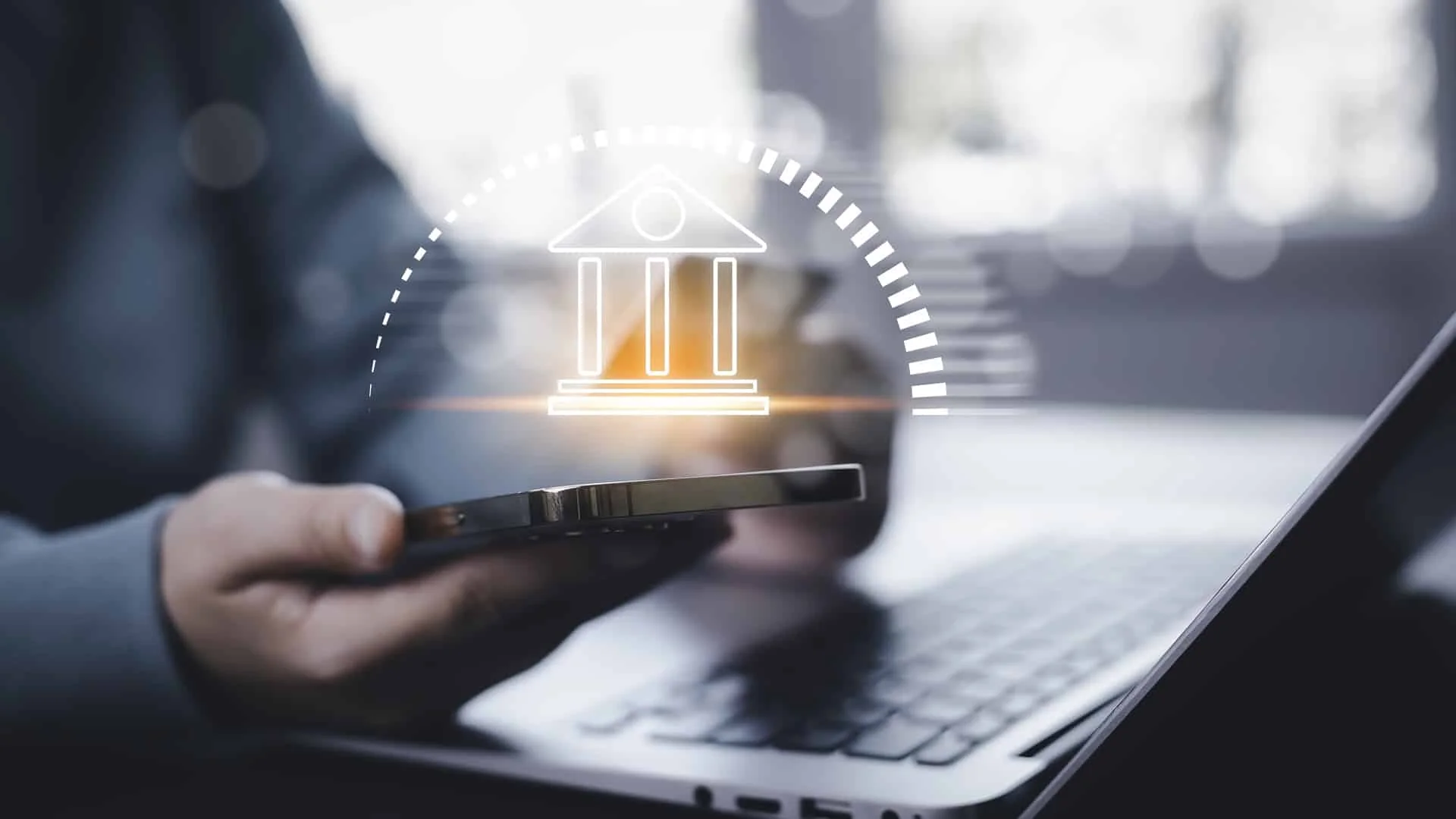 Uma mão segurando um smartphone com o aplicativo de um banco digital roxo, exibindo gráficos de crescimento financeiro e um cartão de crédito. Ao fundo, o logotipo da Forbes e elementos digitais abstratos.