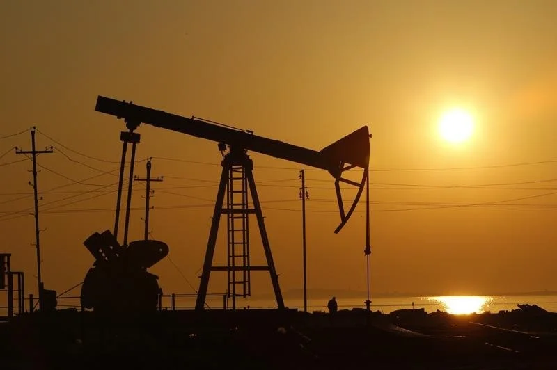 Navios-tanque gigantes navegando pelo Estreito de Ormuz ao entardecer, com um mapa estilizado da região e o logo da Opep+ ao fundo, simbolizando o fluxo de petróleo global e tensões geopolíticas.