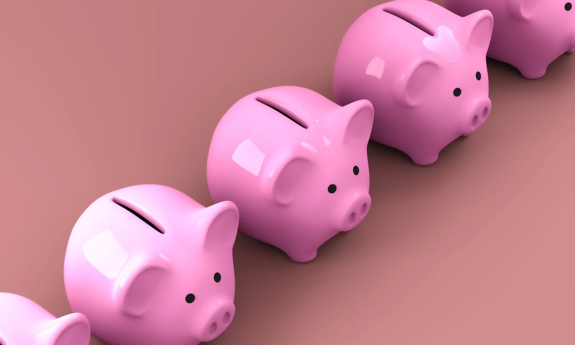 Mãos de um homem e uma mulher, cada uma segurando uma pilha de moedas de diferentes tamanhos, sobrepostas a um gráfico financeiro em tons de azul e verde, indicando queda da poupança e busca por investimentos alternativos. O fundo é desfocado, sugerindo u