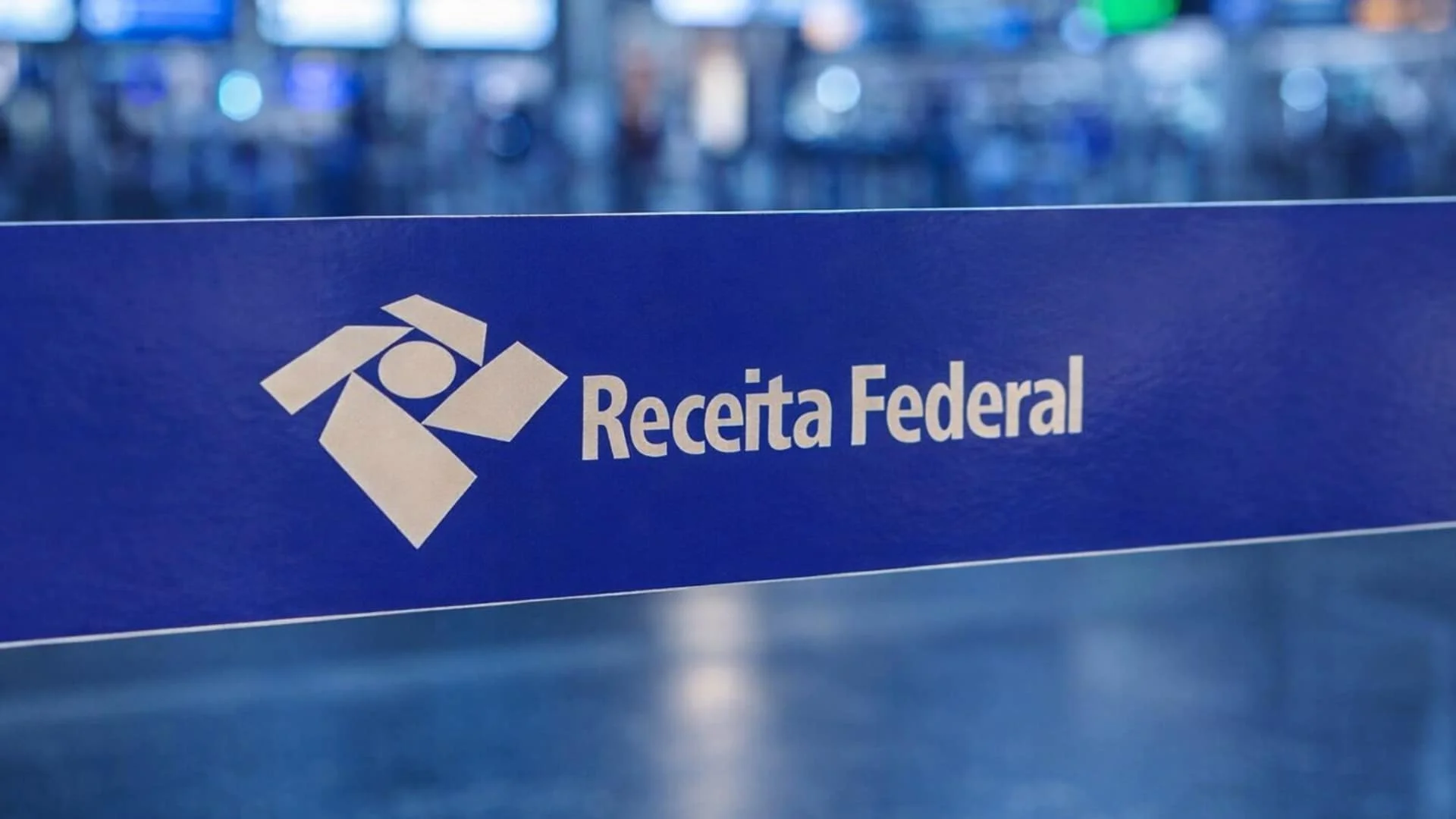 Uma representação conceitual de um olho digital sobreposto a um fluxo de dados financeiros, ícones de moedas e o logotipo do PIX em um ambiente de alta tecnologia.