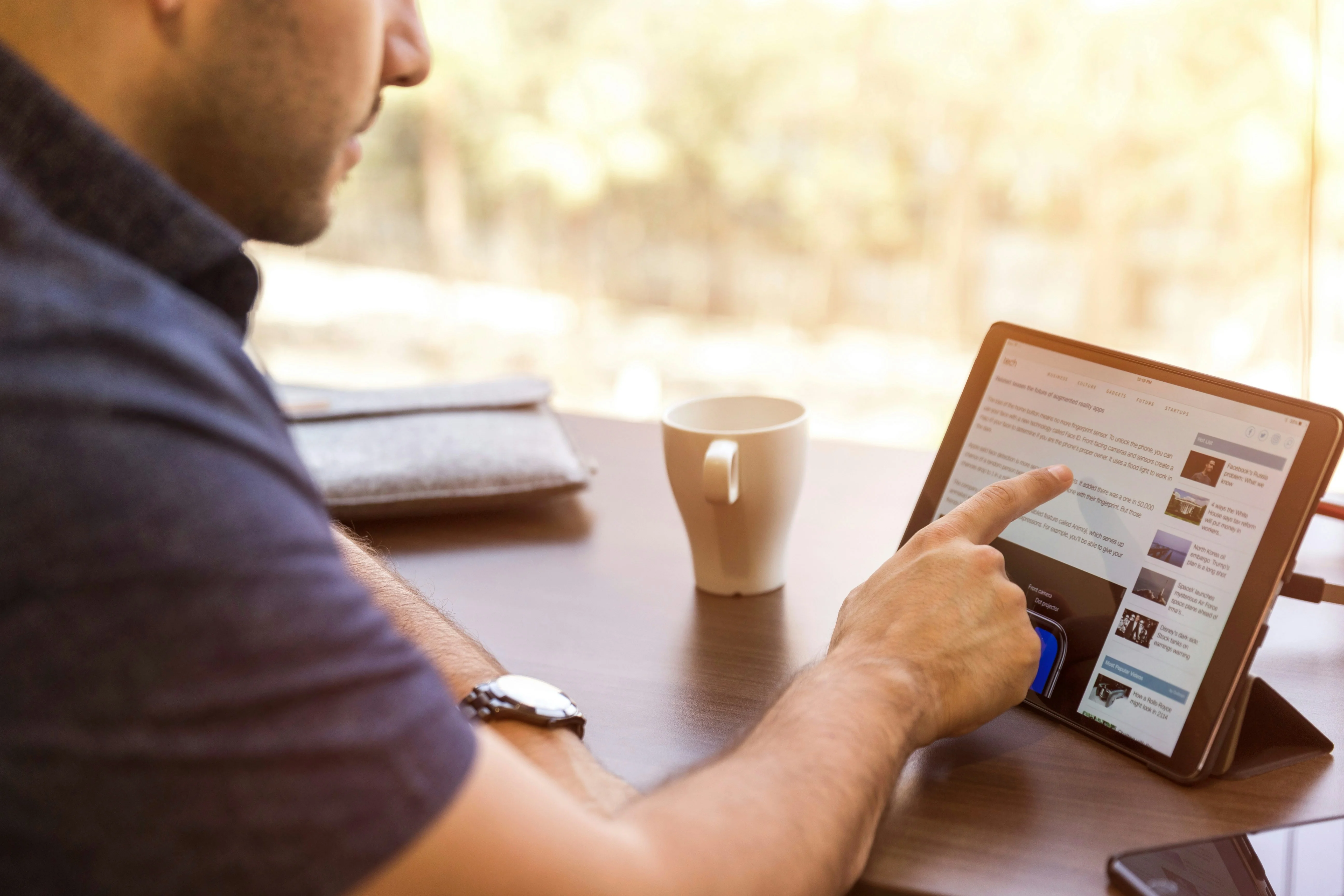 Um close-up do perfil de uma pessoa em uma tela de computador ou smartphone, com um anel verde #OpenToWork visível em sua foto de perfil no LinkedIn, simbolizando busca ativa de emprego.